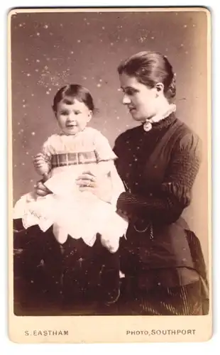 Fotografie Silas Eastham, Southport, 217, Lord Street, Portrait bürgerliche Dame mit einem Kleinkind