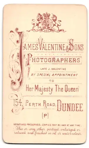 Fotografie Jame Valentine & Sons, Dundee, 154, Perth Road, Portrait bürgerliche Dame mit verschränkten Armen