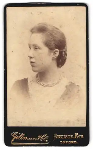 Fotografie Gillman & Co., Oxford, Portrait junge Dame mit Halskette