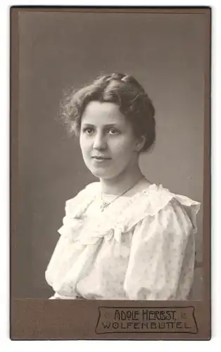 Fotografie Adolf Herbst, Wolfenbüttel, Langeherzogstrasse 38, Portrait junge Dame mit hochgestecktem Haar