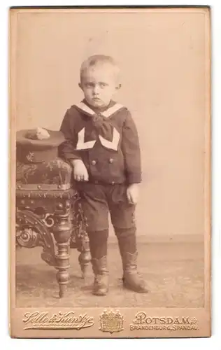 Fotografie Selle & Kuntze, Potsdam, Schwertfegerstrasse 14, Portrait kleiner Junge im Matrosenanzug