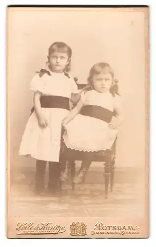 Fotografie Selle & Kuntze, Potsdam, Schwertfegerstrasse 14, Portrait zwei kleine Mädchen in weissen Kleidern