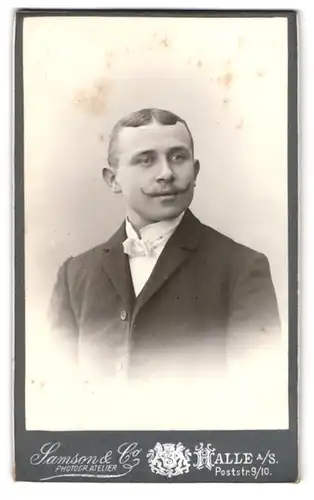 Fotografie Samson & Co., Halle a /S., Poststrasse 9-10, Portrait eleganter Herr mit Moustache