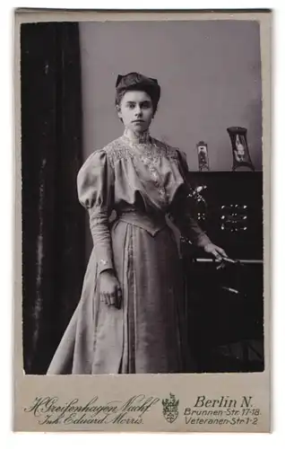 Fotografie H. Greifenhagen, Berlin, Brunnen-Strasse 17-18, hübsche Frau in tailliertem Kleid