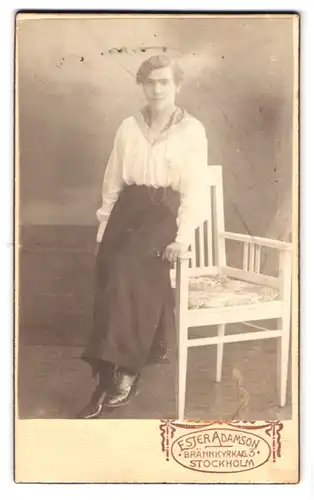 Fotografie Ester Adamson, Stockholm, Brännkyrkag 3, Frau in Matrosenbluse