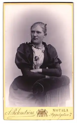 Fotografie A. Rehnström, Motala, Poppelgatan 7, bürgerliche Dame im taillierten Kleid