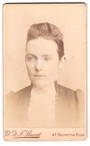 Fotografie W. & F. Stuart, London, 47 Brompton Road, bürgerliche Frau mit toupiertem Haar