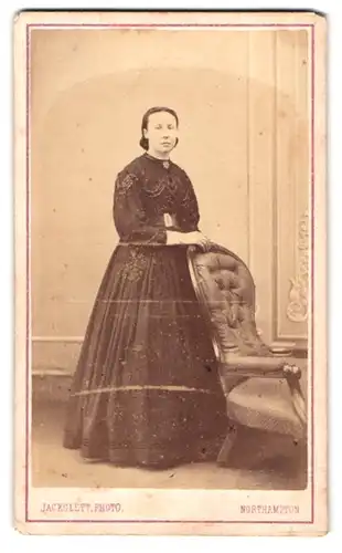 Fotografie Jackolett, Northampton, bürgerliche Frau im Kleid