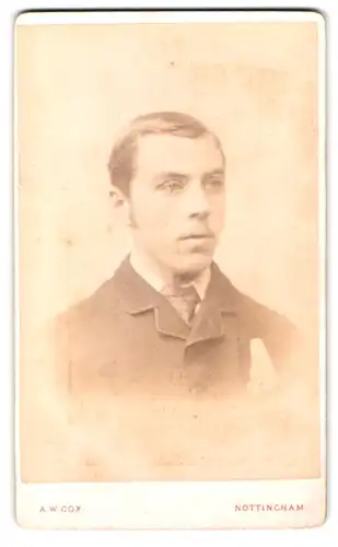 Fotografie A. W. Cox, Nottingham, 11 James Street, junger Mann im Anzug mit Einstecktuch