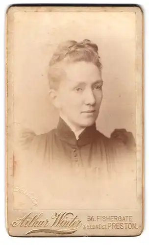 Fotografie Arthur Winter, Preston, 36 Fishergate, Frau im Sonntagskleid