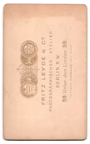 Fotografie Fritz Leyde & Co., Berlin, Unter den Linden 58, Herr mit Schnauzer und Melone