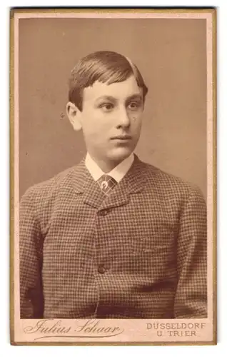 Fotografie Julius Schaar, Düsseldorf, Junge im karierten Anzug