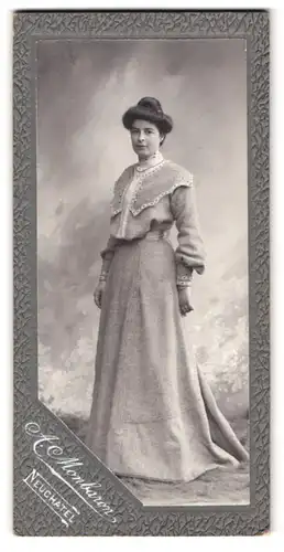 Fotografie A. Monbaron, Neuchatel, Portrait Frau Tilly Thiel im Kleid mit Hochsteckfrisur