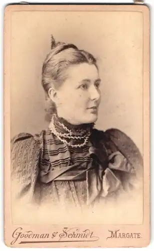 Fotografie Goodmann & Schmidt, Margate, Portrait Dame im Biedermeierkleid mit Kette und Hochsteckfrisur