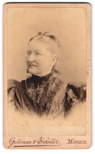 Fotografie Goodmann & Schmidt, Margate, Portrait ältere Dame im Kleid mit Zwicker Brille