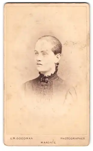 Fotografie L. R. Goodmann, Margate, Fort Hill 1&6, Portrait junge Frau im Biedermeierkleid mit Brosche