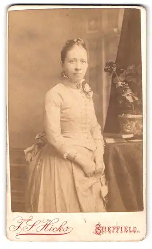 Fotografie T. S. Hicks, Sheffield, Cemetery Road 141, Portrait Dame im weissen Kleid mit Brosche