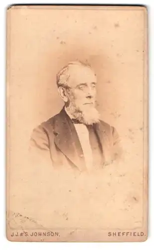 Fotografie J. J. & S. Johnson, Sheffield, Glossop Road, Portrait älterer Herr im Anzug mit Zwicker Brille und Vollbart