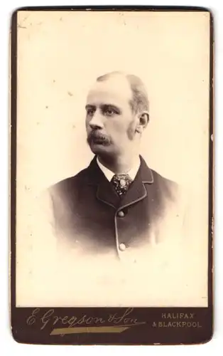 Fotografie E. Gregson & Son, Halifax, Portrait Herr im Anzug mit Schlips und Walrossbart