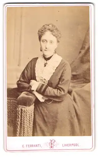 Fotografie C. Ferranti, Liverpool, Bold Street, Portrait Dame im Kleid mit Spitzenkragen und Locken