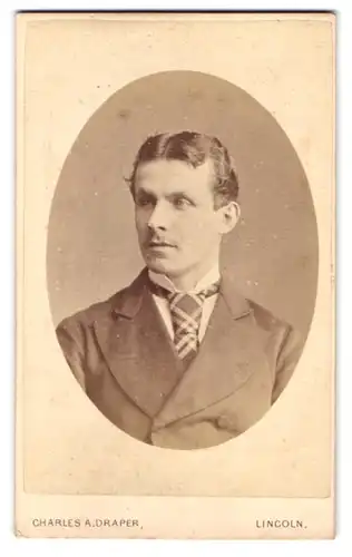 Fotografie Charles A. Draper, Lincoln, High Street 283, Portrait Mann im Anzug mit kariertem Schlips und Mittelscheitel