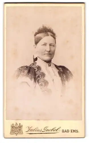 Fotografie Julius Goebel, Bad Ems, Haus Vichy, Portrait ältere DAme im Spitzenkleid mit Hochsteckfrisur