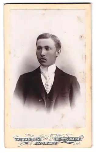 Fotografie A. Hansen, Worms, Hagenstr. 26, Portrait Herr im Anzug mit gestreiftem Schlips