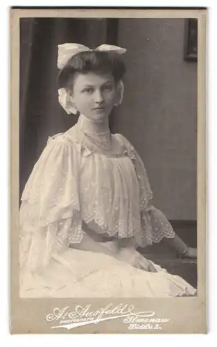 Fotografie A. Ausfeld, Ilmenau, Südstr. 2, Portrait junge Frau Rösel im weissen Rüschenkleid mit Haarschleife