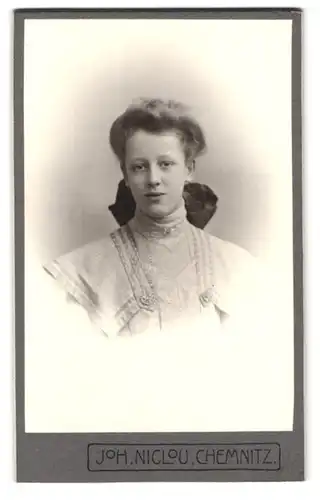 Fotografie Joh. Nicloum, Chemnitz, Königstr. 3 /5, Portrait Frau Marianne Böttcher im hellen kleid mit Haarschleife