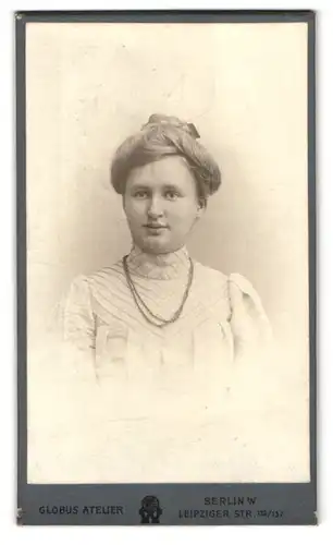 Fotografie Globus Atelier, Berlin, Leipziger Str. 132 /137, Portrait junge Frau im gestreiften Kleid mit Hochsteckfrisur
