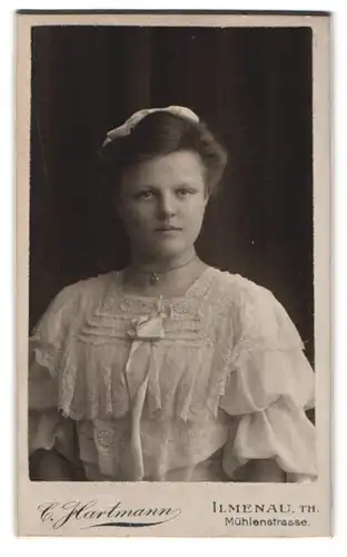 Fotografie C. Hartmann, Ilmenau, Mühlenstr., Portrait Frau Else im weissen Rüschekleid mit Haarschleife