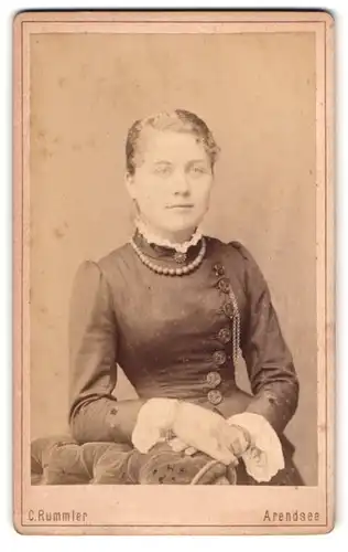 Fotografie C. Rummler, Arendsee, Portrait junge Frau im Biedermeierkleid mit Spitzenkragen und Perlenkette
