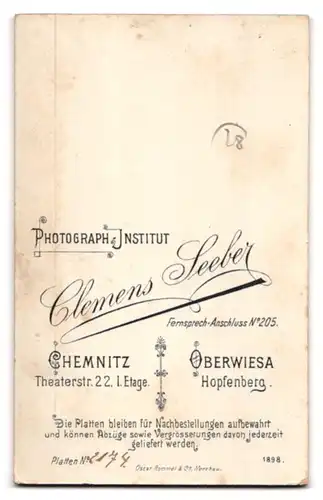 Fotografie Seeber, Chemnitz, Theater-Str. 22, Portrait kleines Kind im schwarzen Kleid mit Peitsche und Spielzeugpferd