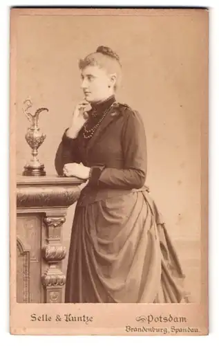 Fotografie Selle & Kuntze, Potsdam, Schwertfegerstr. 14, Portrait Dame im Biedermeierkleid mit Perlenkette