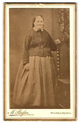 Fotografie M. Beisser, Pfarrkirchen, Portrait rundliche Frau im bürgerlichen Kleid mit Haube