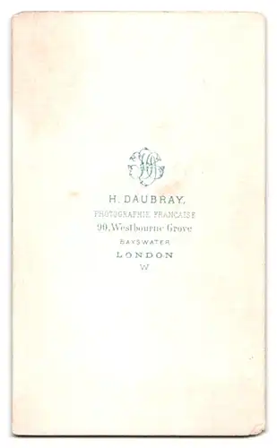 Fotografie H. Daubray, Bayswater, Westbourne Grove 90, Portrait junge Frau im Biedermeierkleid neben einem Stuhl