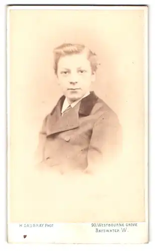 Fotografie H. Daubray, Bayswater, Westbourne Grove 90, Portrait junger Knabe im Anzug mit Tolle