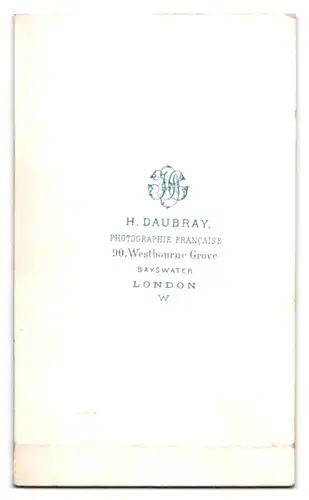 Fotografie H. Daubray, Bayswater, Westbourne Grove 90, Portrait junger Knabe im Anzug mit Tolle