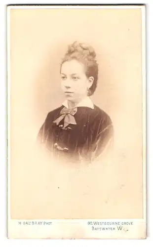 Fotografie H. Daubray, Bayswater, Westbourne Grove 90, Portrait Mädchen im Kleid mit Fliege und Zopf