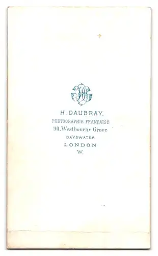 Fotografie H. Daubray, Bayswater, Westbourne Grove 90, Portrait Mädchen im Kleid mit Fliege und Zopf