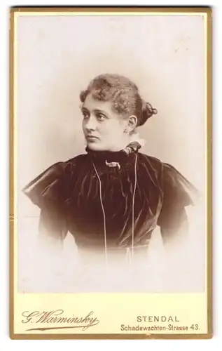 Fotografie G. Warminsky, Stendal, Schadewachten-Str. 43, Portrait junge Frau im samtenen Kleid mit Locken