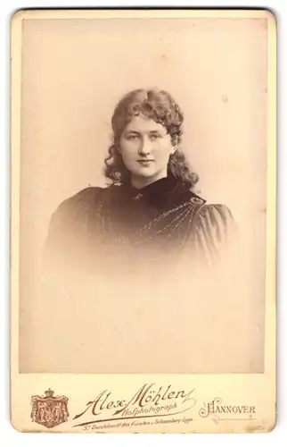 Fotografie Alex. Möhler, Hannover, Georgsplatz, Portrait Frau im breitschultrigen Kleid mit Locken