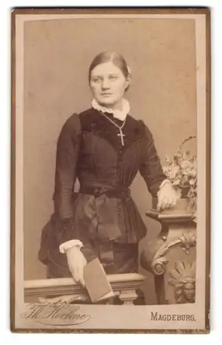 Fotografie Th. Hoehne, Magdeburg, Breiteweg 165, Portrait Dame im schwarzen Kleid mit Spitzenkragen