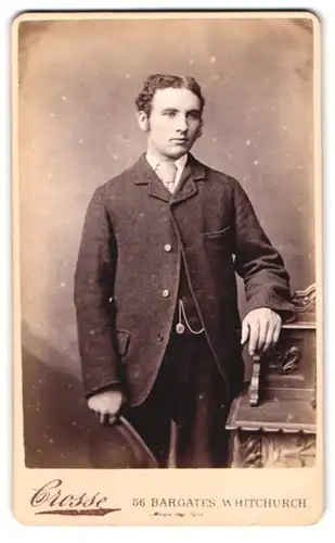 Fotografie Crosse, Whitchurch, Bargates 56, Portrait junger Mann im Tweed Anzug mit Taschenuhr