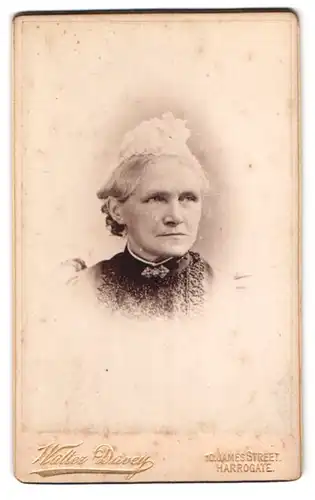 Fotografie Walter DAvey, Harrogate, James Street 10, Portrait alte Frau im Kleid mit Kopfschmuck