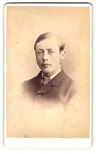 Fotografie G. W. Wilson & Co., Aberdeen, Crown St. 25, Portrait junger Mann im Anzug mit Schlips