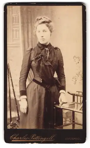 Fotografie Charles Pettingell, Liverpool, London Road 180, Portrait junge Frau im Kleid vor einer Studiokulisse