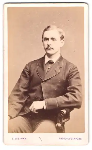 Fotografie S. Eastham, Southport, Lord St. 217, Portrait Mann im Anzug mit Krawatte