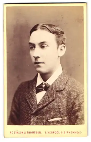 Fotografie Robinson & Thompson, Liverpool, Church Street 57, Portrait junger Mann im Tweed Anzug mit Fliege