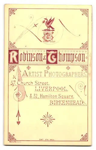 Fotografie Robinson & Thompson, Liverpool, Church Street 57, Portrait junger Mann im Tweed Anzug mit Fliege